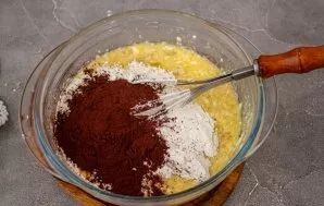 Add cocoa powder, flour, baking powder and salt. Using a whisk or mixer, mix a homogeneous, homogeneous, flour-free clump dough.