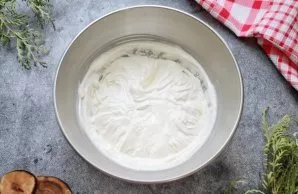 Rub the ricotta through a fine sieve, mix with cream and icing sugar. Beat everything until a homogeneous and fluffy mass.