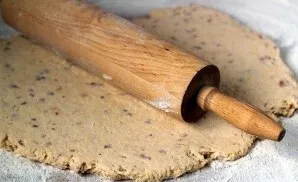 Roll out the dough with a rolling pin into a large flat cake 1 cm thick.
