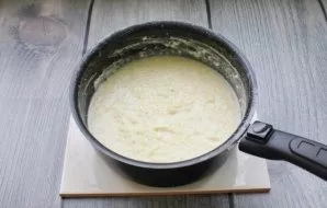 Continue to cook the porridge until thickened.