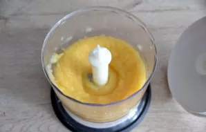 Crush the apple pulp with a blender. Measure 150 grams of puree.