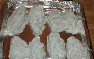 Transfer the wings to a baking sheet lined with foil or parchment paper. Bake in the oven for 40 minutes, at a temperature of 180 degrees.