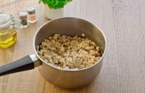 Separately, boil pearl barley. Fill with water (for 70 grams of grains you need 150 ml of water). Boil the grains for 25-30 minutes.