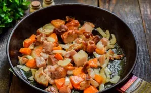 Heat the pan and add bacon, smoked chicken, carrots and onions  fry for 3 minutes, stirring occasionally.