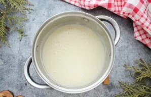 Bring everything to a boil, reduce heat and simmer for 30 minutes. Grind the finished soup with a blender until smooth.