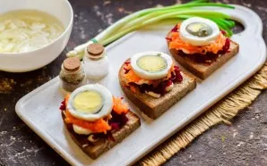 Cut the chicken egg into small circles and put it on top of the carrots.