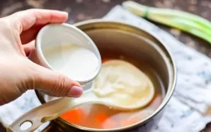 Pour the cream into the pot.