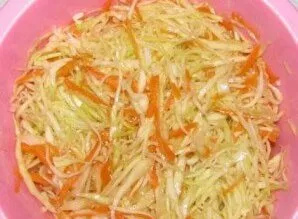 Pour the salad with sunflower oil and vinegar, add a little sugar and salt. Mix well  and the fresh cabbage salad is ready!