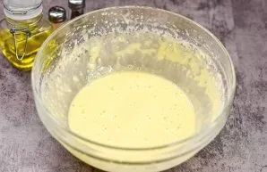 This is how the dough is prepared, which we will use to make onion rings.