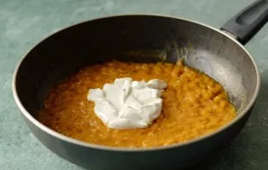 Then pour in sour cream and simmer the sauce for about 2 minutes. At this time, the sauce is ready.