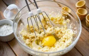 Beat the egg and beat with a mixer at low speed until completely mixed.