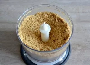 Crumble the cookies into fine crumbs.