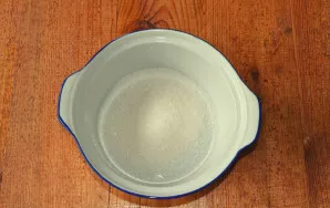 At the same time, you can make the sauce. To do this, pour sugar into a saucepan or saucepan with a thick bottom and put on the fire.