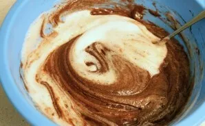 Beat the whites with the remaining sugar until white foam, carefully mix into the dough.