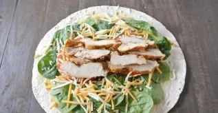 And put the chicken cut into pieces on top.