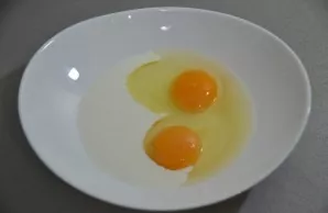 Mix eggs, milk, lemon juice, shake with a fork.