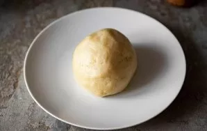 You should get a homogeneous, soft dough, similar to plasticine.