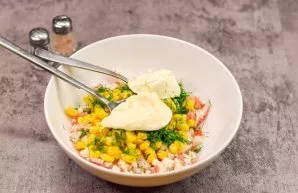 Season the ingredients with mayonnaise and creamy cottage cheese, add salt and pepper to taste.