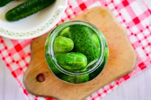 Pour cucumbers with hot marinade.