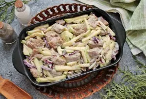 Mix vegetables with fish, add mayonnaise and mix. Put the mixture in a mold greased with vegetable oil and press a little.