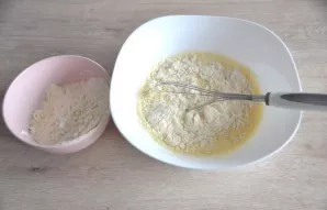In 2-3 doses add flour, mix until smooth.
