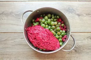 Pour currant puree into the berries, mix.