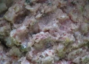 Now add salt and sprinkle the minced meat with ground pepper and mix well until smooth, then beat a little.