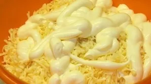 We also put mayonnaise (2-3 tablespoons). We stir.