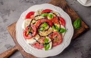 Garnish with basil leaves, sprinkle with olive oil and balsamic sauce.