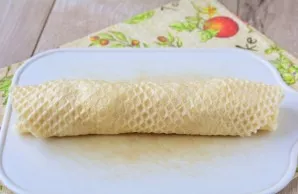 Roll into a waffle roll.