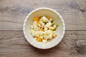 Peel the apples, cut into cubes, remove the core. Put the apple in a salad.