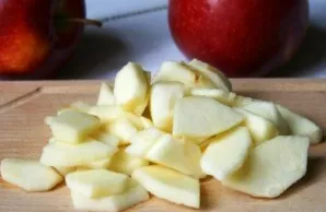 And put the apples (I peel them, cut them into slices, and then into halves). We continue to stir the whole mass until it has a homogeneo...