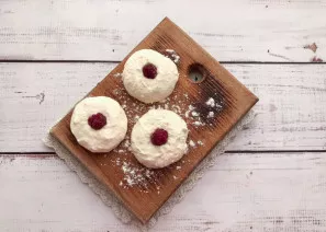 Form the curd cakes, place the raspberries in the middle and seal the edges so that the filling is in the middle.