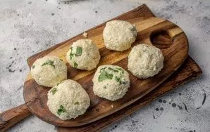 After the time has elapsed, form cheesecakes. If your blanks keep their shape poorly, roll them in flour.