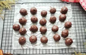 In a water bath, melt the chocolate and cool. Line the baking sheet with cling film. Pierce each ball with a toothpick and completely imm...
