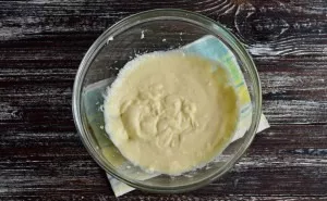 Erase everything well with a blender. Cottage cheese should have a homogeneous consistency.