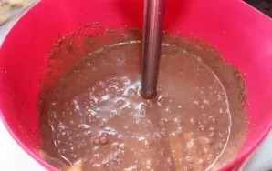 Pour chocolate into the second half of the curd mass, mix. We got two masses of stuffing.