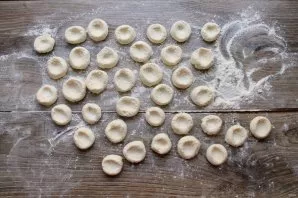 Cut the sausages into pieces 1/2 cm thick, form balls and squeeze through the middle.