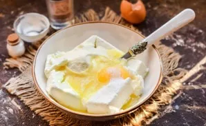 Melt the butter and add to the cottage cheese, then mix everything thoroughly.