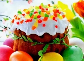 Beat egg white and sugar until thick foam. Take the cakes and carefully pour the icing. Then we take multi-colored sprinkles (or cuukats)...