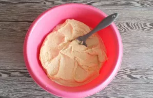 The resulting mass should be smooth, small grains of cottage cheese are allowed.