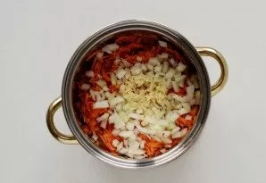 Cut the onion into cubes, squeeze the garlic through a press. Transfer to a saucepan and cook for 10 minutes.