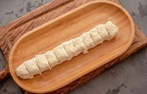 Divide the dough into 2 parts, roll out the