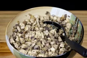 Put in a separate bowl and cool the filling.