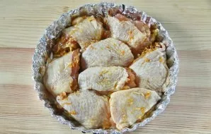 Cover the baking sheet with foil, grease with oil and lay out the prepared pickled chicken.