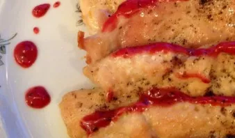 Pour the baked chicken with cranberry sauce. Enjoy your meal!