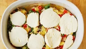 Cut the mozzarella into circles and put it on top. Return the form to the oven.