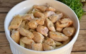 Pour the roasted chicken fillet on top.