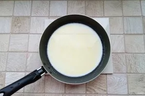 Pour the cream into the pan.