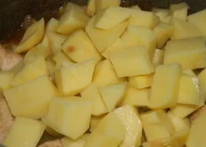 Peel the potatoes, wash and cut into cubes. Put in a cauldron. Pour another one and a half glasses of water and simmer for 10 minutes.